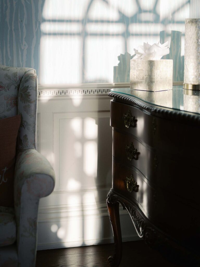 A shadow of a mom and daughter kissing by a window at a maternity photography session by Katie Stansfield Photography.